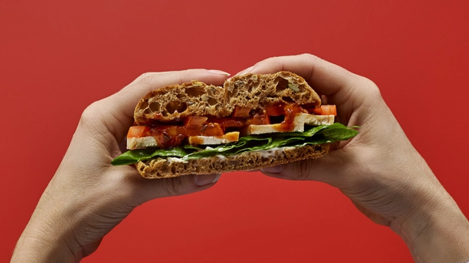 mørk grillet sandwich