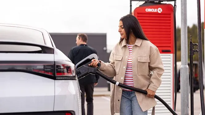 Billede af kvinde, der oplader