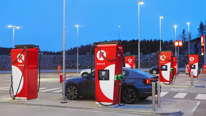 Billede af bil, der oplader på station