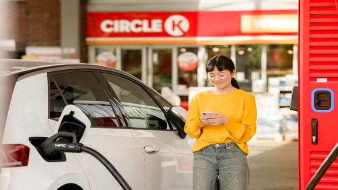 billede af kvinde, der kigger på sin mobil, mens hun starter opladningen