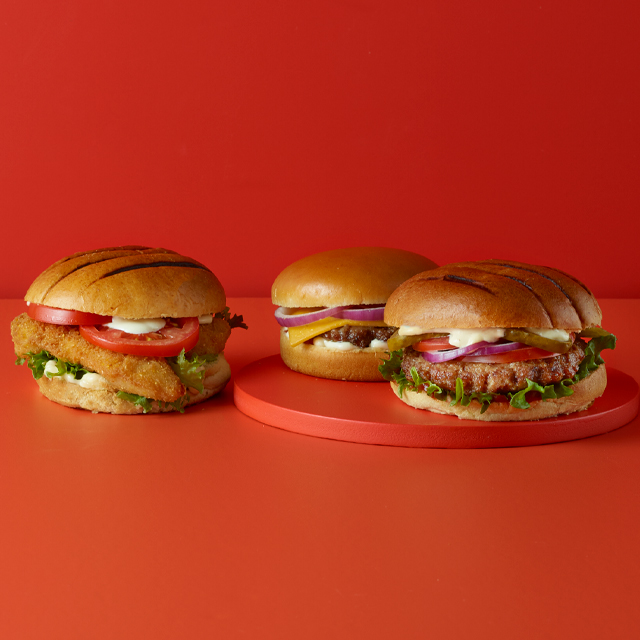 Vælg mellem tre forskellige burger hos Circle K: Classic Beef Burger, Crispy Chicken Burger og Cheeseburger