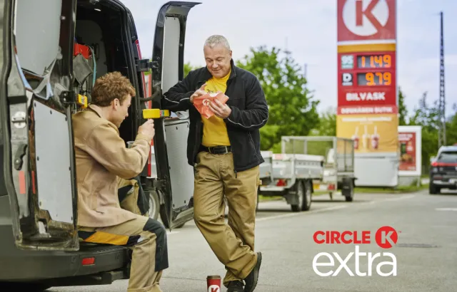 To håndværkere på Circle K forplads