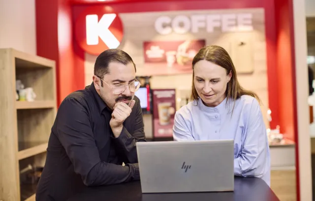 Mand og kvinde kigger på selvbetjening