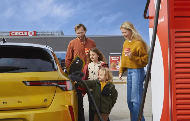 Familie lader deres bil på Circle K