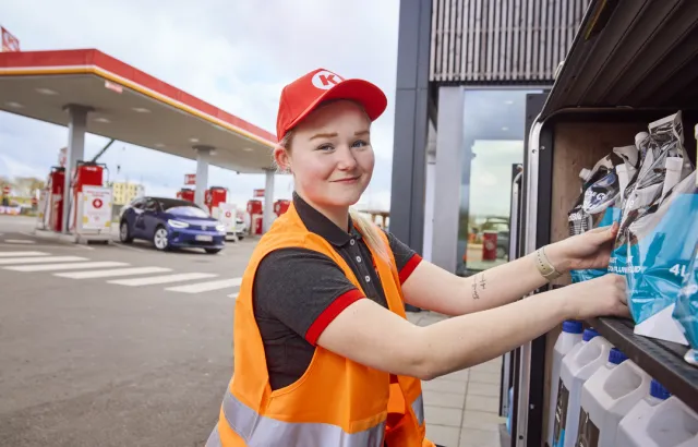 Circle K medarbejder fylder varer op